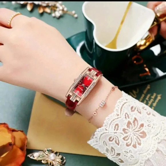 Luxury Women's Square Rose Golden Watch RED..NWT - Picture 3 of 5